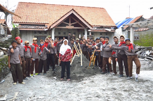 foto bersama warga korban bencana gunung kelud